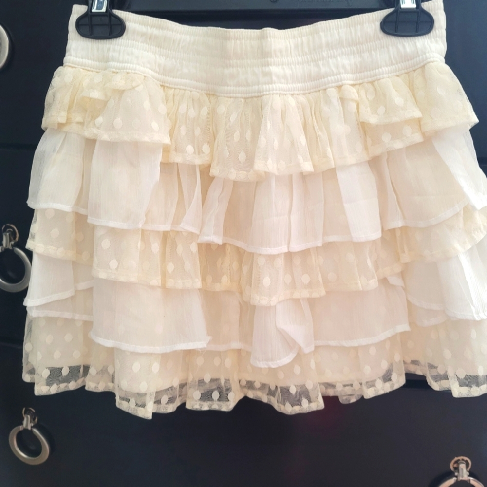Hollister cute white / beige layered lace ruffle mini skirt sz Small 🫶